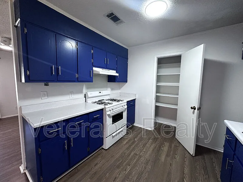 3 bed, 2.0 bath, 1433 sqft, $1,250 — Photo 3