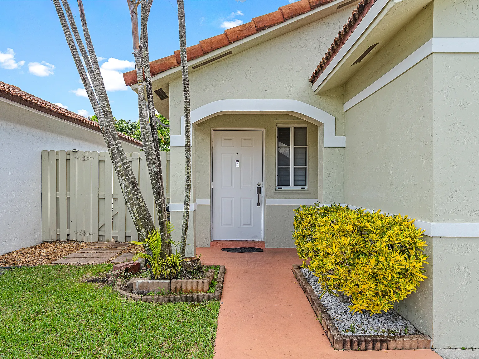 3 bed, 1244 sqft, $3,000 — Photo 3