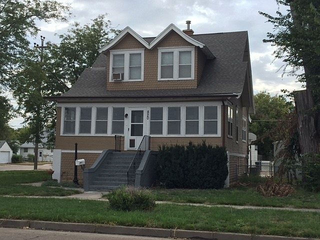 1st image of 820 W 6th St
