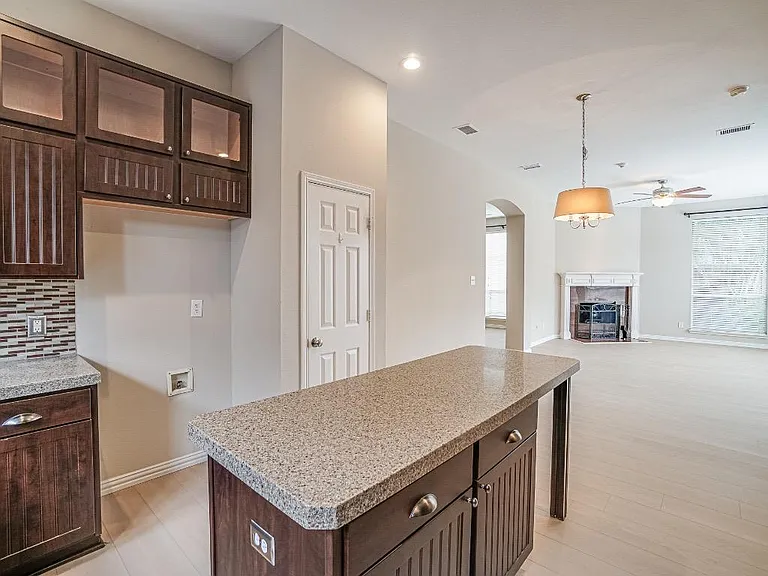 9142 Crenshaw Ln — Photo 10