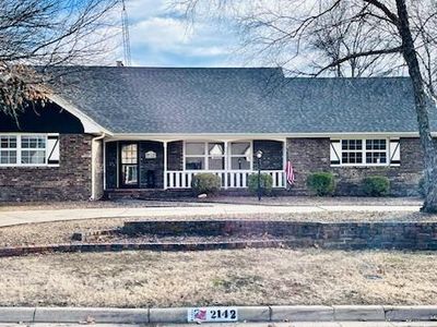 2142 Edgehill Rd, Salina, KS, 67401