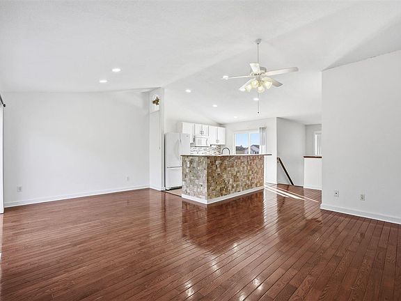 3rd image of 1731 Parkway Dr