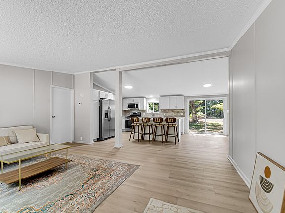 3rd image of 10848 Edgewood Dr