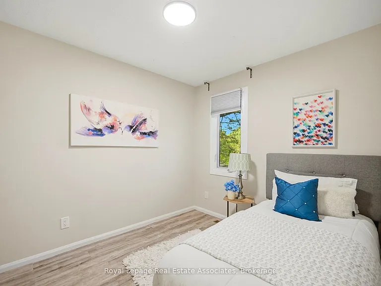 1308 Valerie Cres — Photo 28