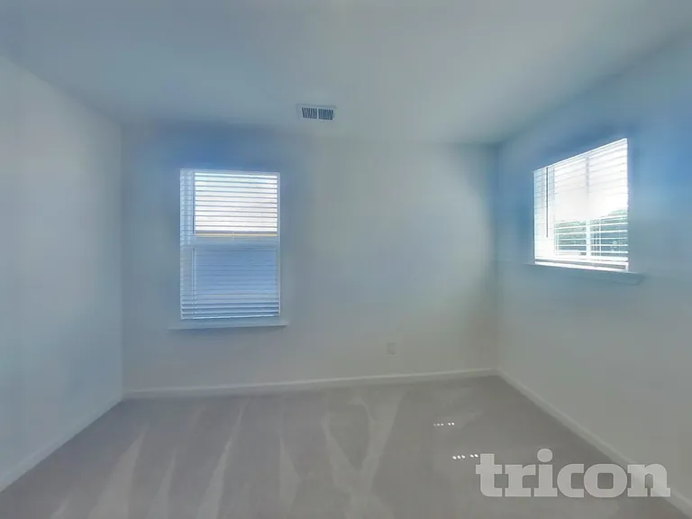 1940 Logan Ln — Photo 11