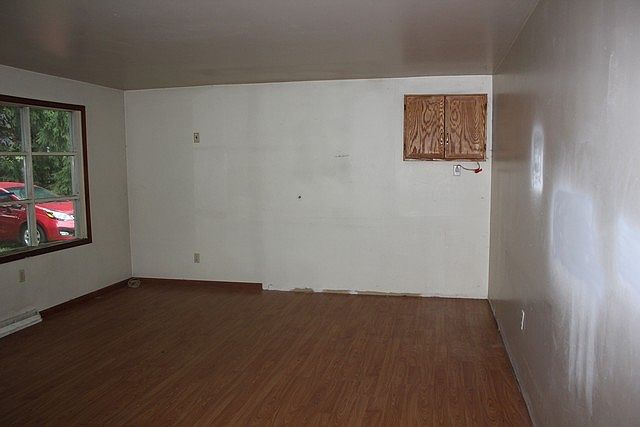 2nd image of 904 Knob Hill Rd