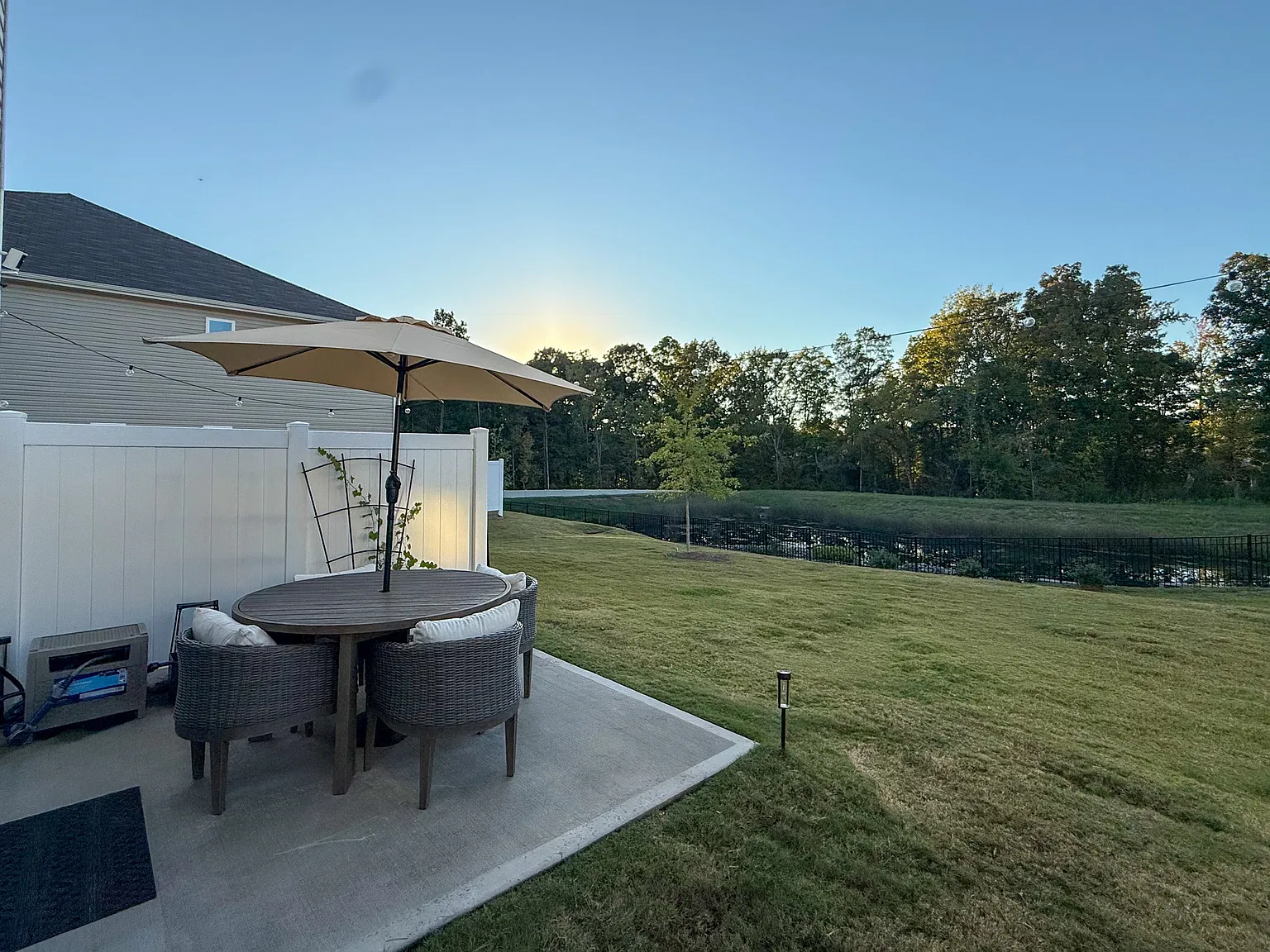 3 bed, 3.5 bath, 2158 sqft, $2,900 — Photo 3