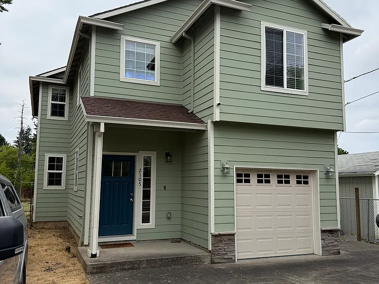 2105 NE Cleveland Ave — Photo 1