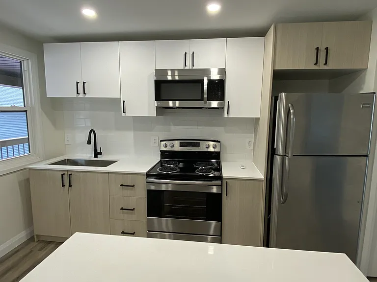 324 Vidal St S #4 — Photo 2