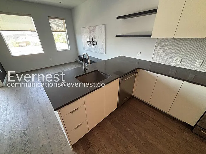 1300 N Ogden St #401 — Photo 8