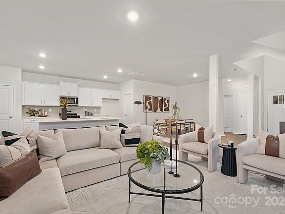 5th image of 380 Bly St