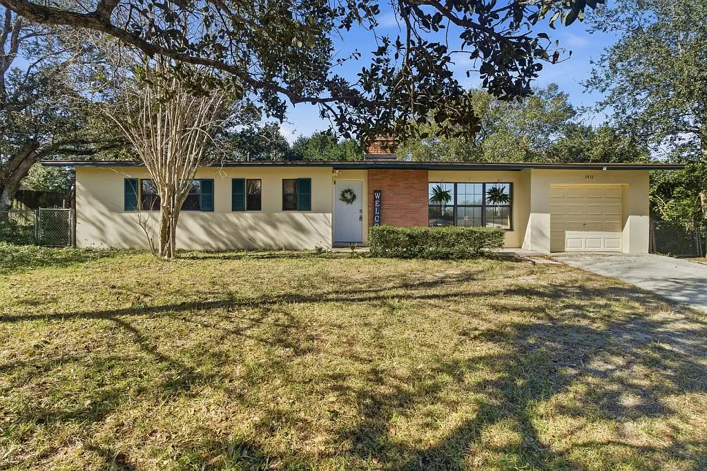 1411 Crest Dr — Photo 2