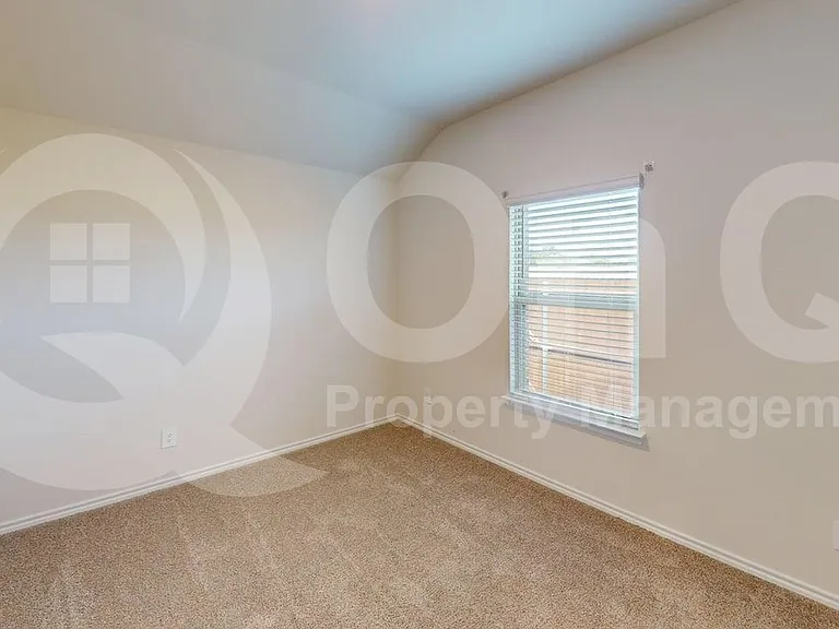 915 Presleigh Dr — Photo 9