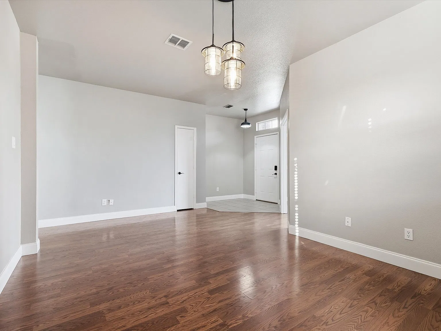 3 bed, 2292 sqft, $2,400 — Photo 3