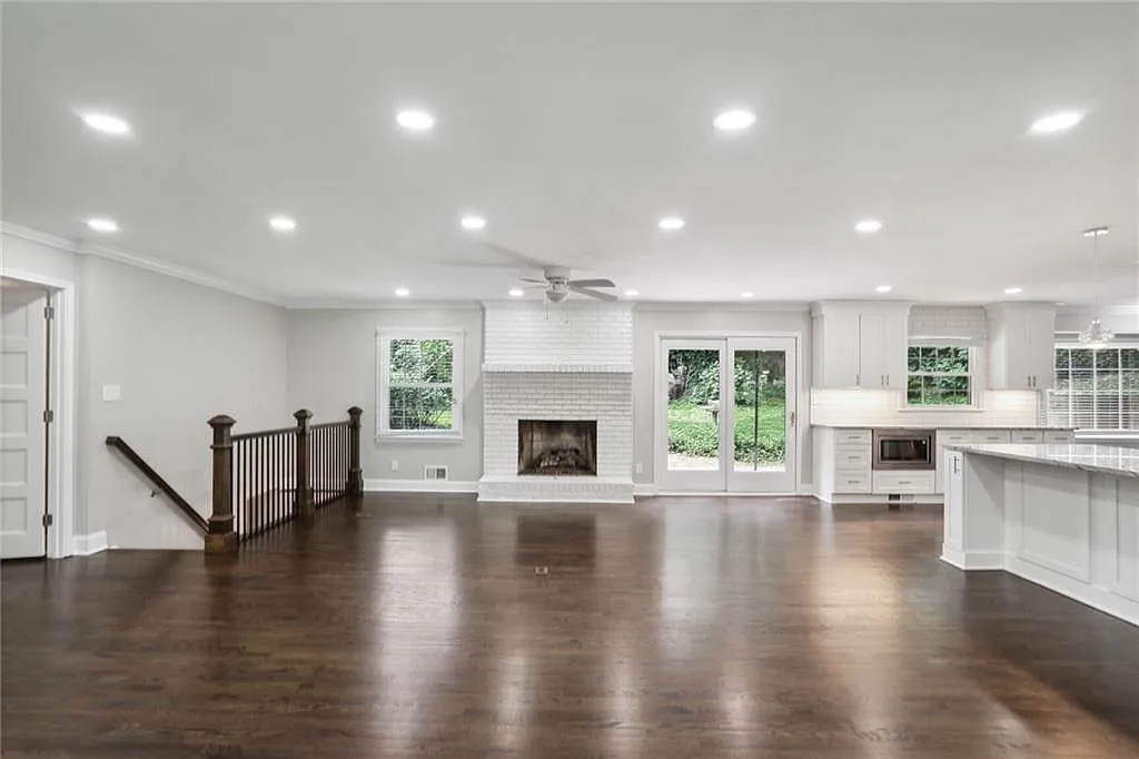 5 bed, 2.0 bath, 2776 sqft, $3,400 — Photo 3