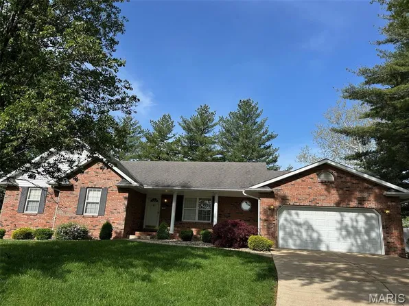 1904 Tomahawk Ln, Godfrey, IL 62035