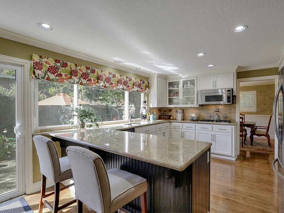 3rd image of 1917 Crestmont Dr