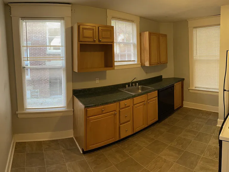 435 E Maxwell St — Photo 6
