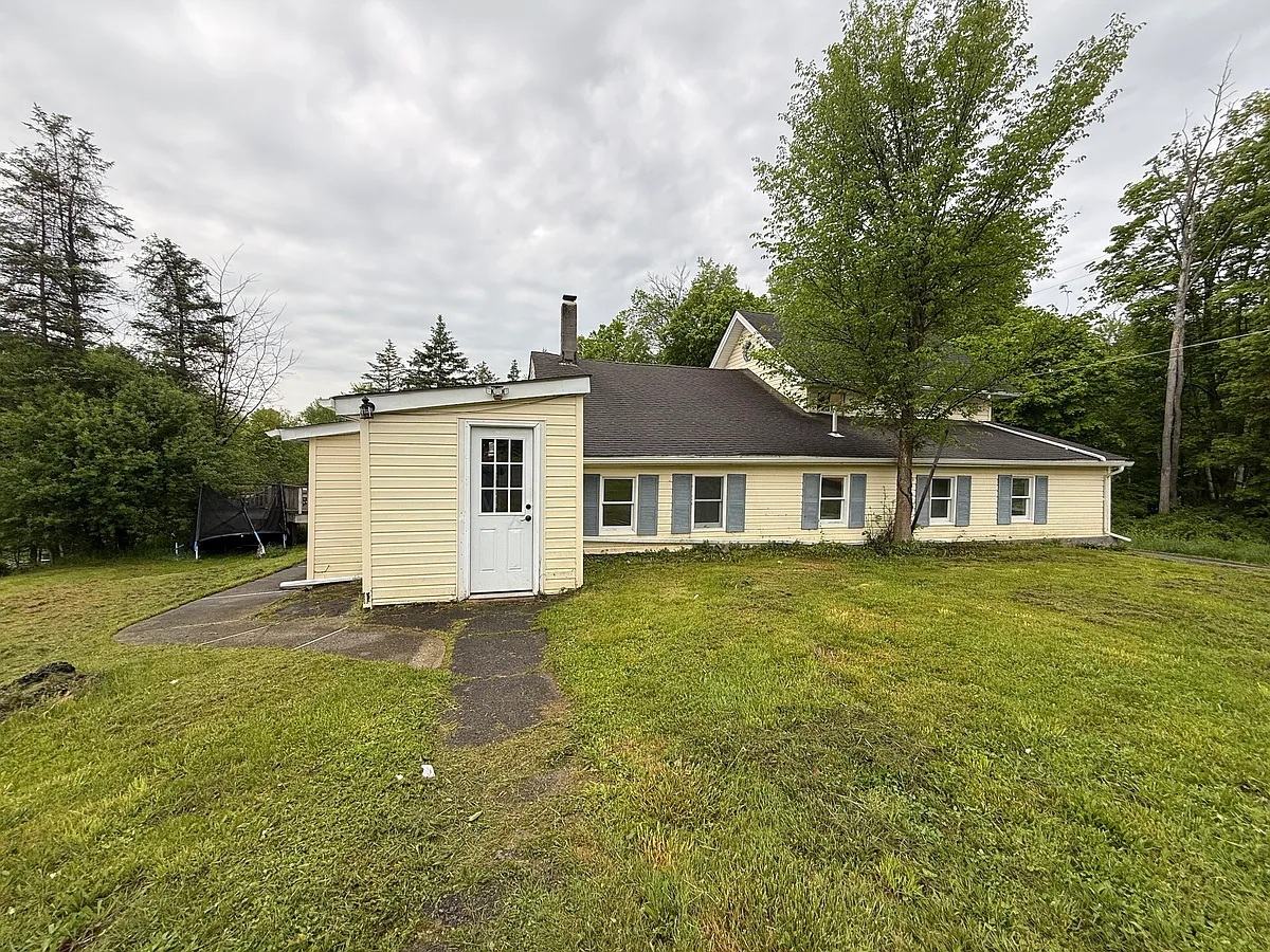 Building Photo - 10 Crans Rd