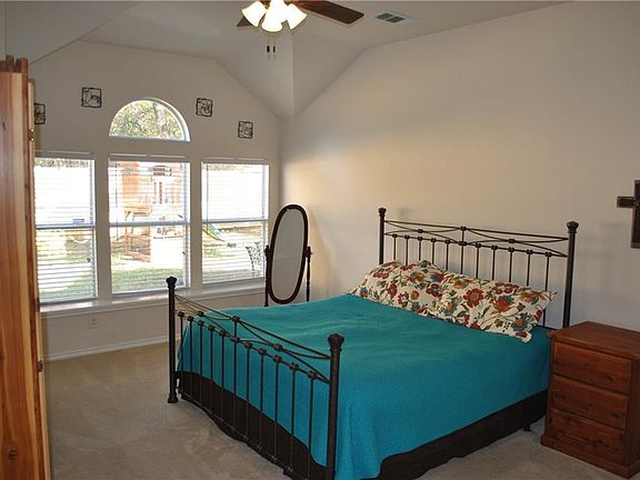 4th image of 3903 Park Wood Dr