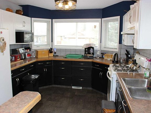 5th image of 609 Maple Pl N