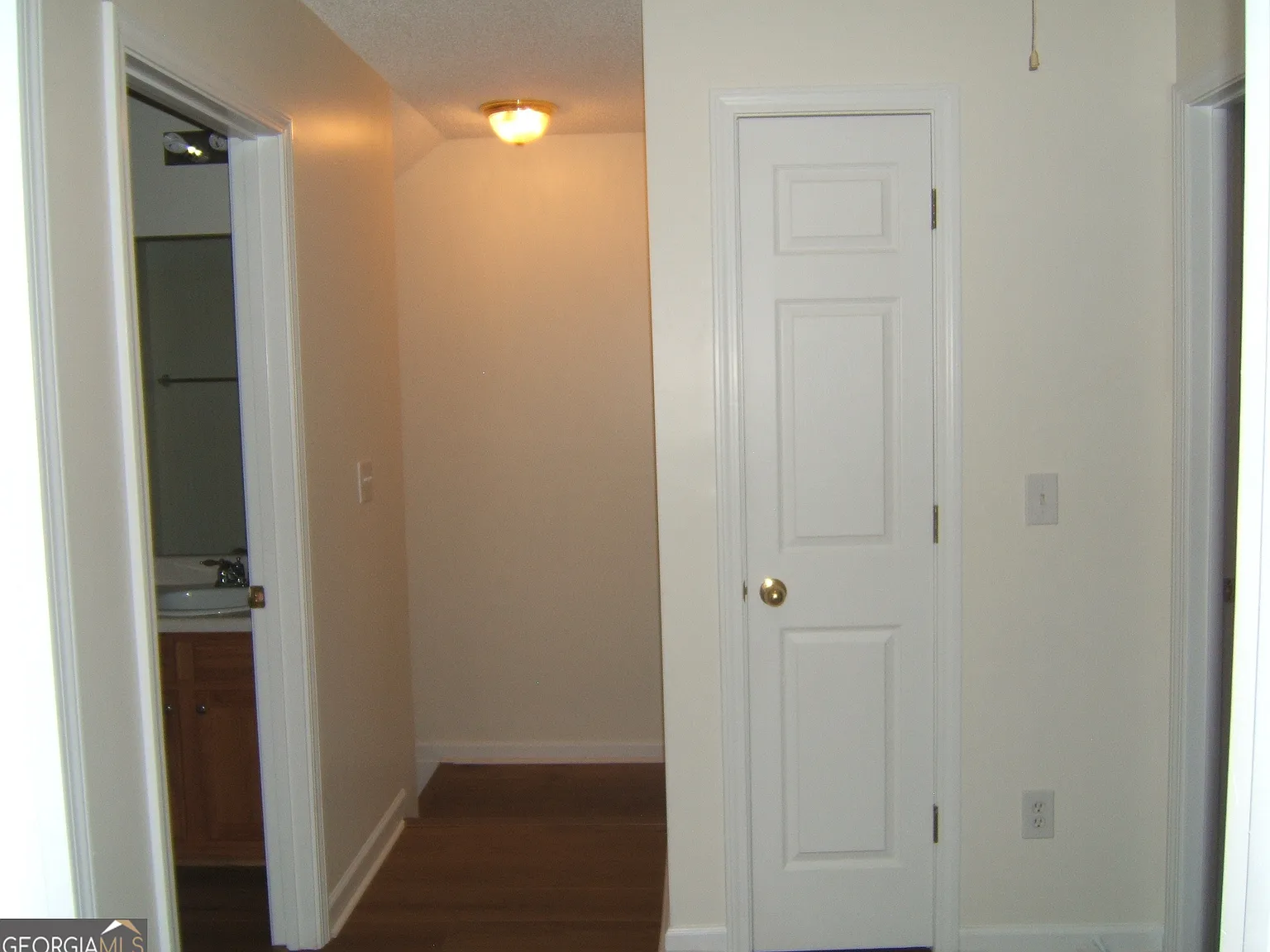 3 bed, 2.5 bath, 1402 sqft, $2,000 — Photo 4