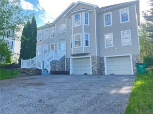 204 E Meadow Wind Ln, Newburgh, NY 12550
