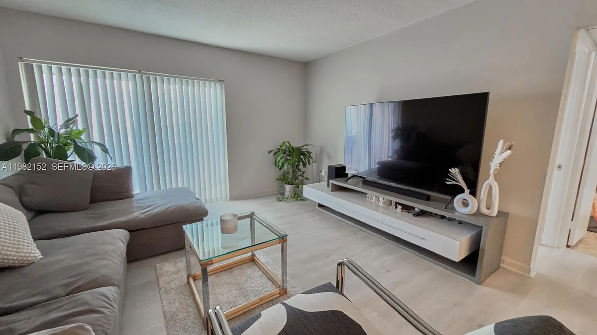 Building Photo - 400 Kings Point Dr #408