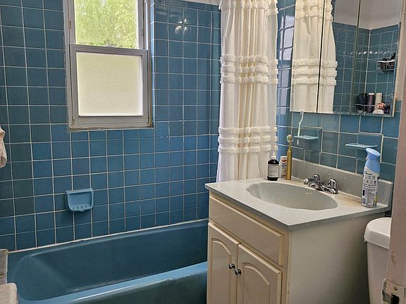 4th image of 20-32 32nd St #1