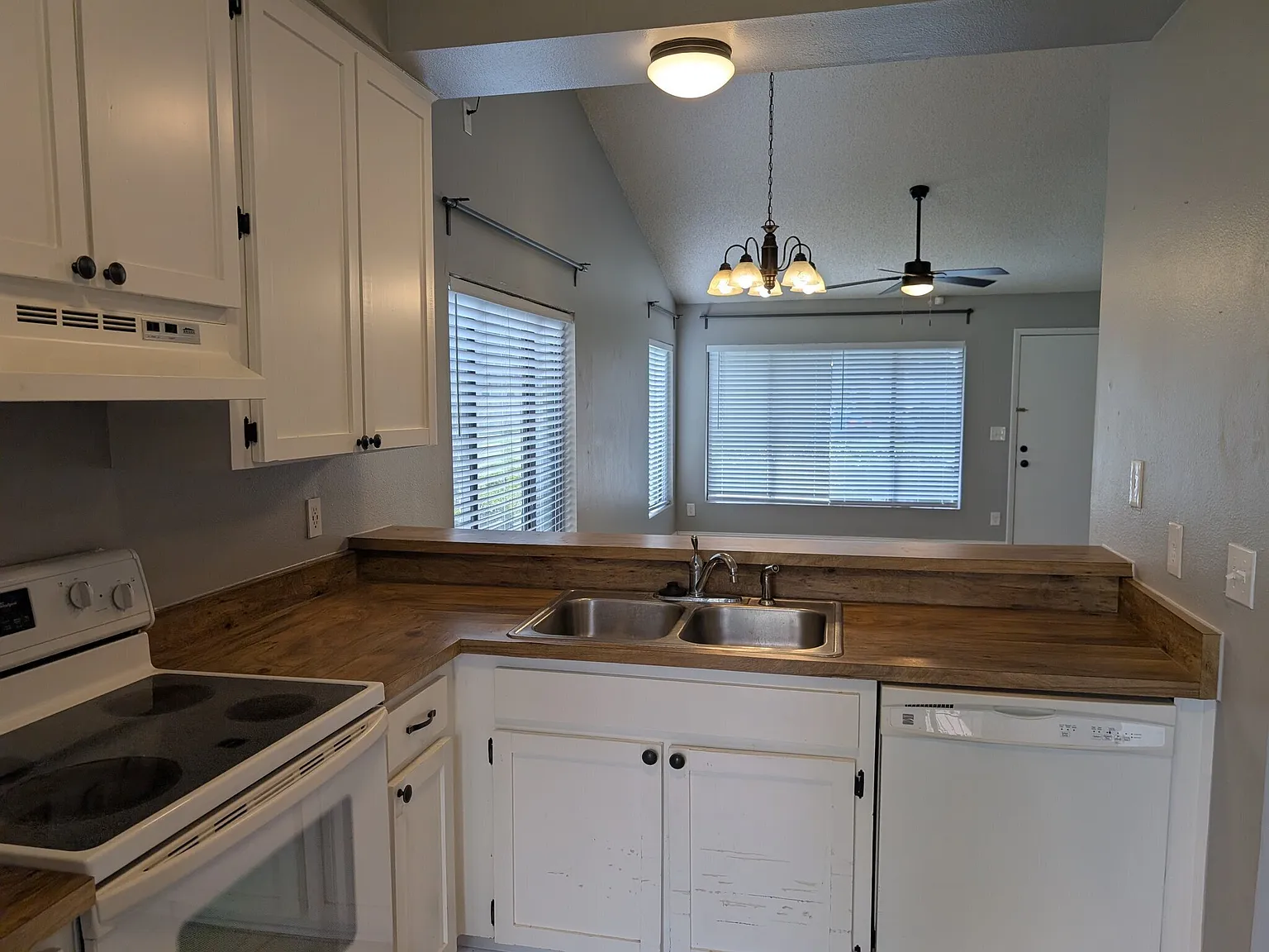 2 bed, 1036 sqft, $1,595 — Photo 2