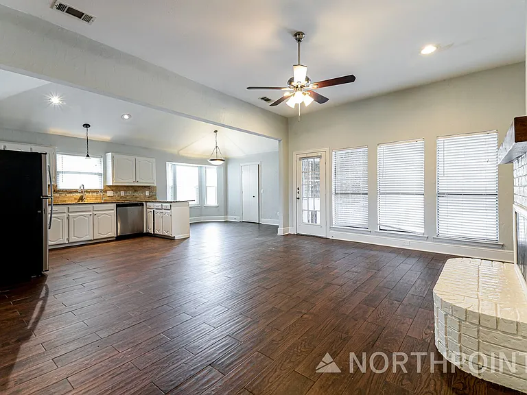 401 Kathy Ln — Photo 4