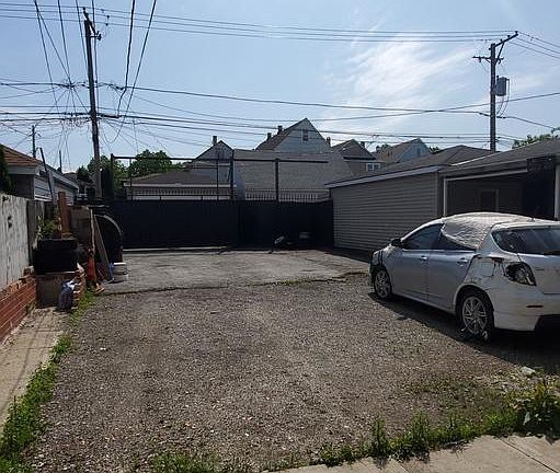 4th image of 9925 S Exchange Ave