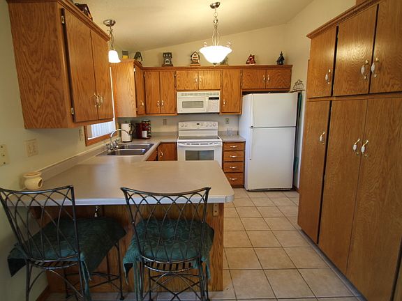 5th image of 604 4th Ave NE