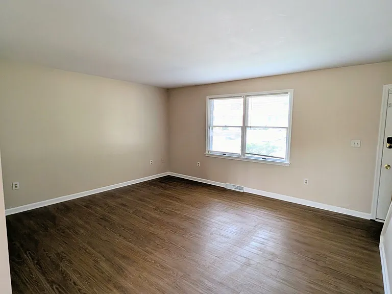 1816 Lakeside Dr — Photo 2