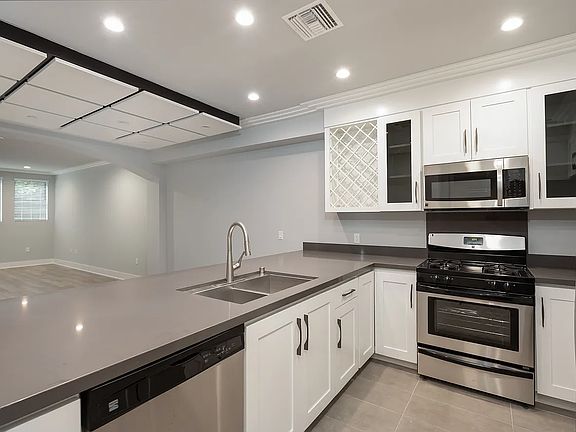 3rd image of 1538 Diamond St #4
