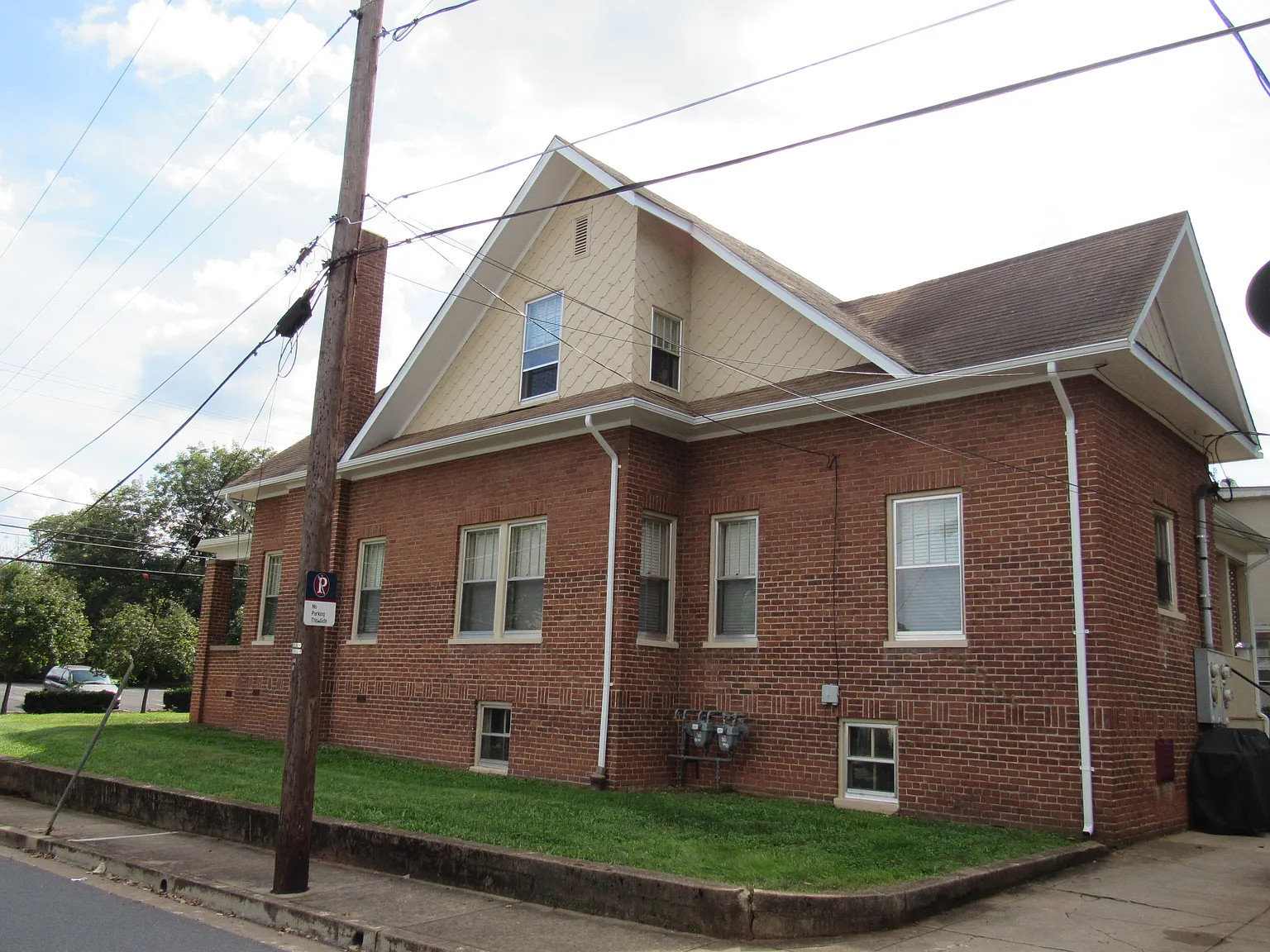 2 bed, 1.0 bath, 1322 sqft, $1,490 — Photo 3