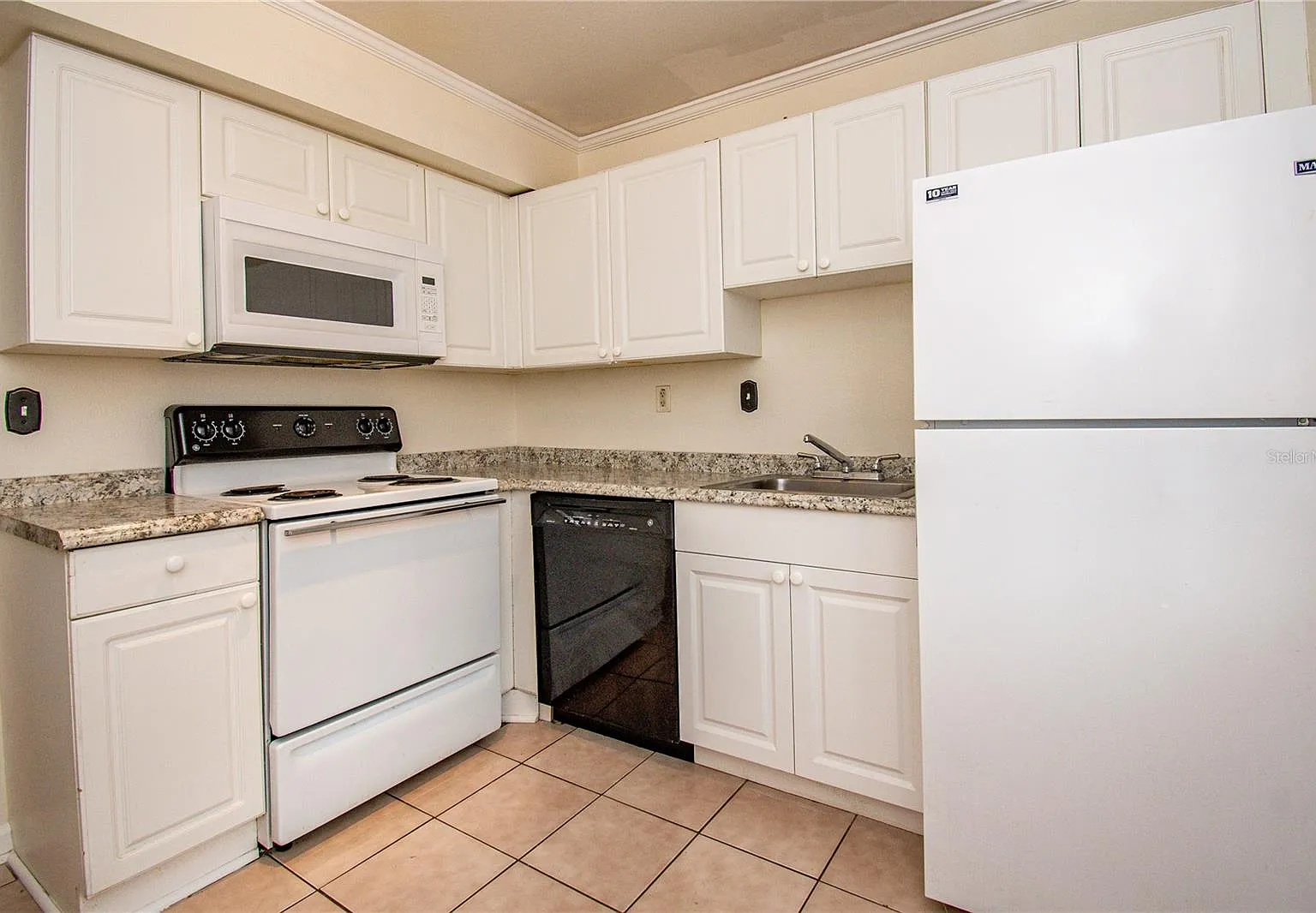 2 bed, 899 sqft, $1,525 — Photo 3