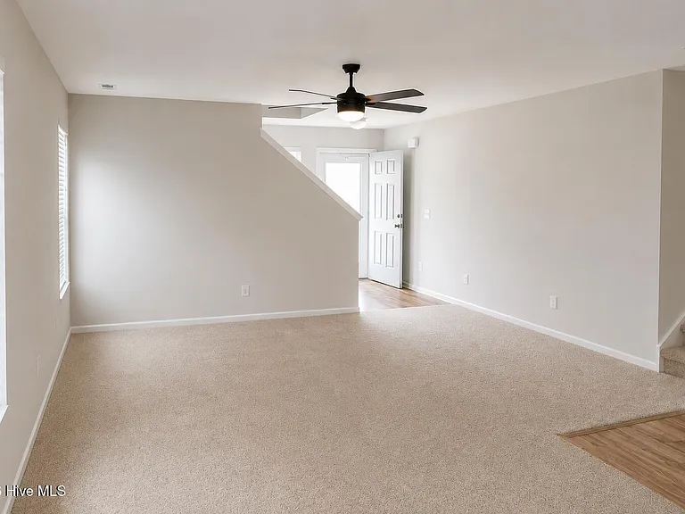 900 Haystack Ln — Photo 4