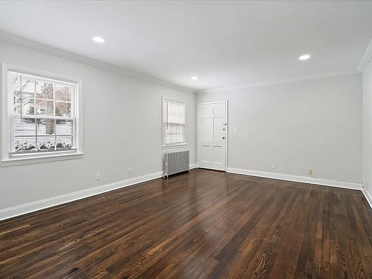 Hilltop Manor Apartments — Photo 13