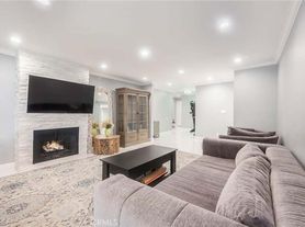 635 E Elmwood Ave, Burbank, CA