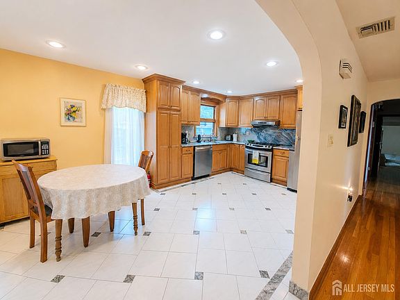 3rd image of 41 Edgewood Ave