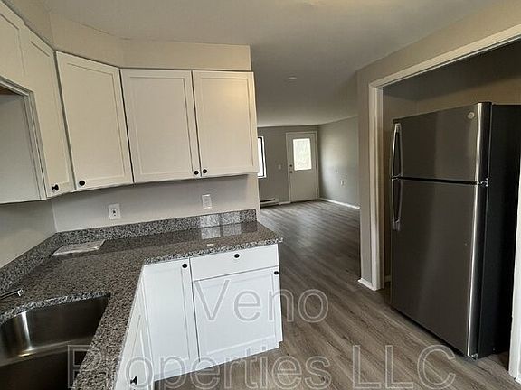 4th image of 40 McIntyre St Unit C3