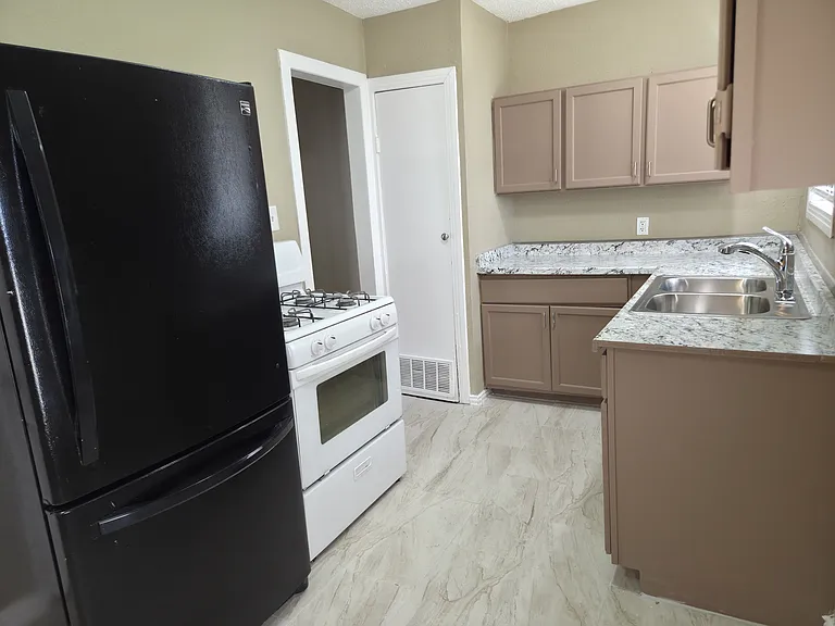 613 Jardin Dr — Photo 5