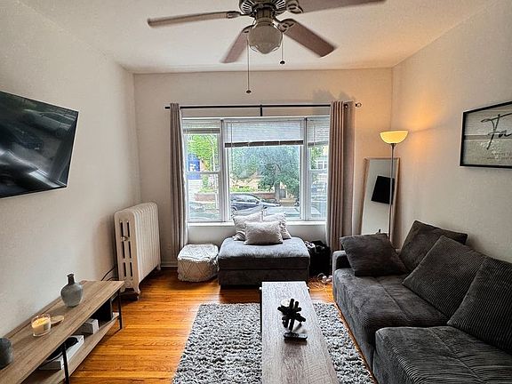4th image of 611 W Arlington Pl APT 1N