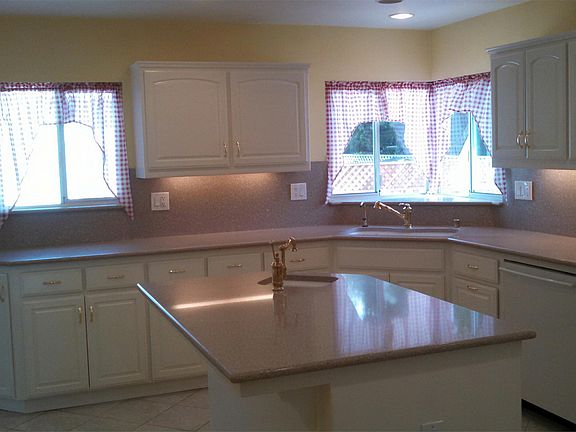 3rd image of 802 E North St