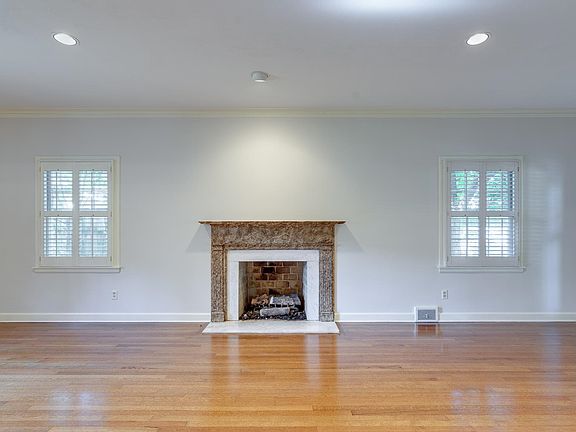 3rd image of 4915 Lake Dr