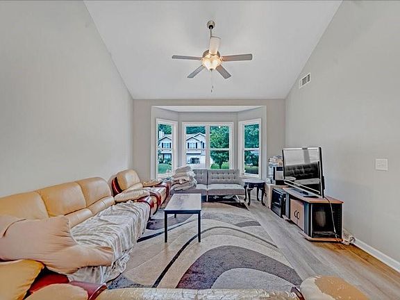 4th image of 570 Bethany Ct
