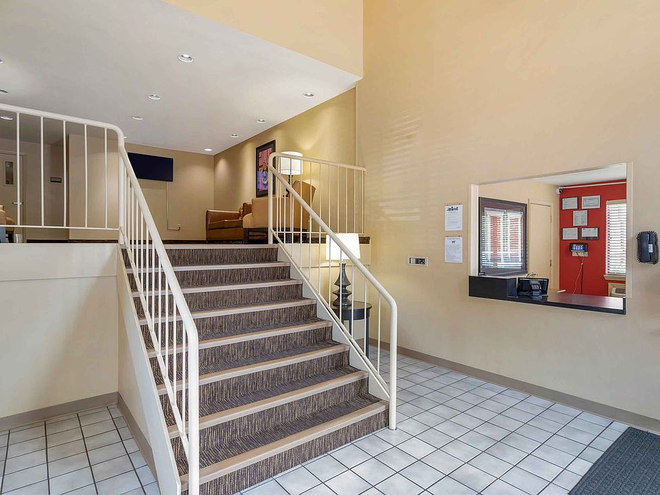 Lobby and Guest Check-in