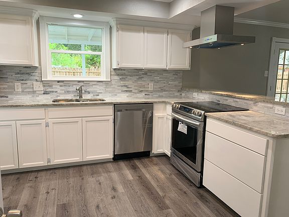 Spacious kitchen w/ granite 