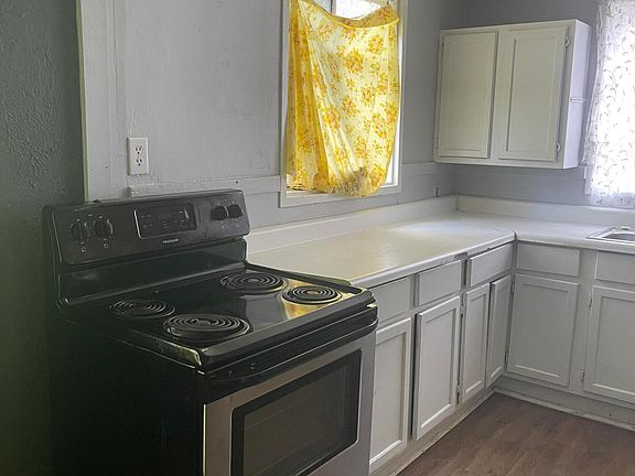 4th image of 825 Combs St